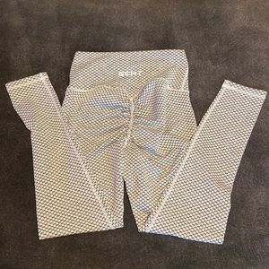 Scrunched butt leggings